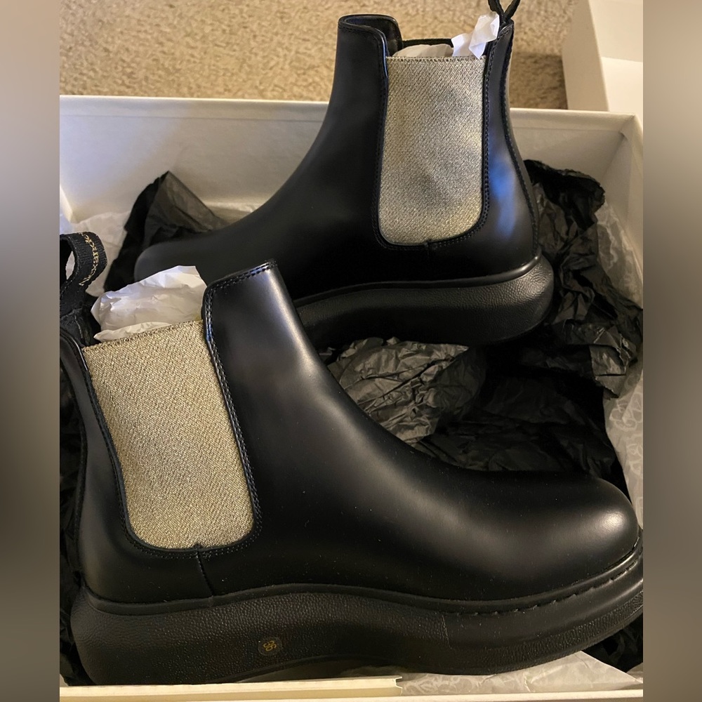Alexander McQueen Women's Hybrid Chelsea Boot in Black/gold - Picture 2 of 7
